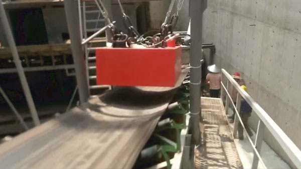 皮带式永磁除铁器：在煤炭与冶金行业中的应用优势